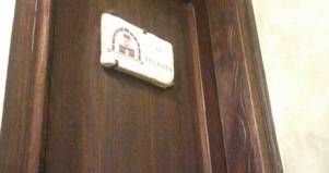 Portone in legno albergo Robur Marsorum